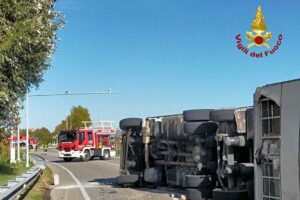 Camion rovesciato in autostrada