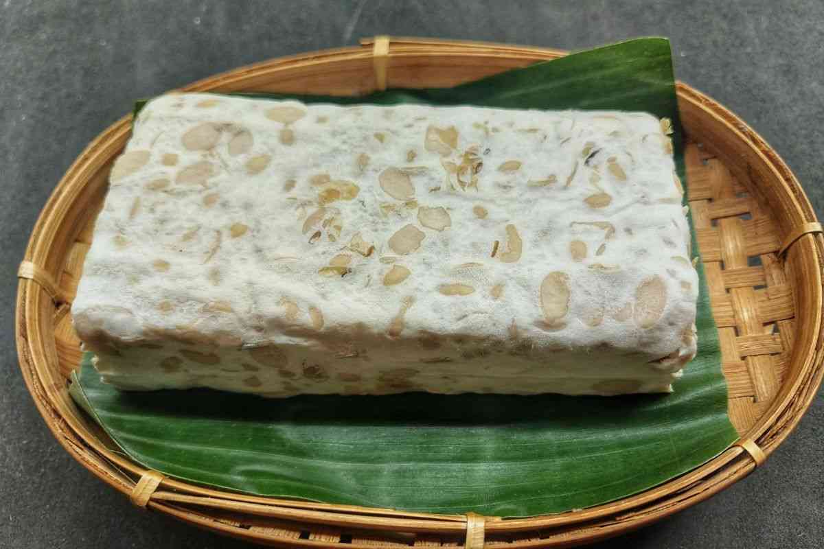 Tempeh intero disposto su piattino di vimini